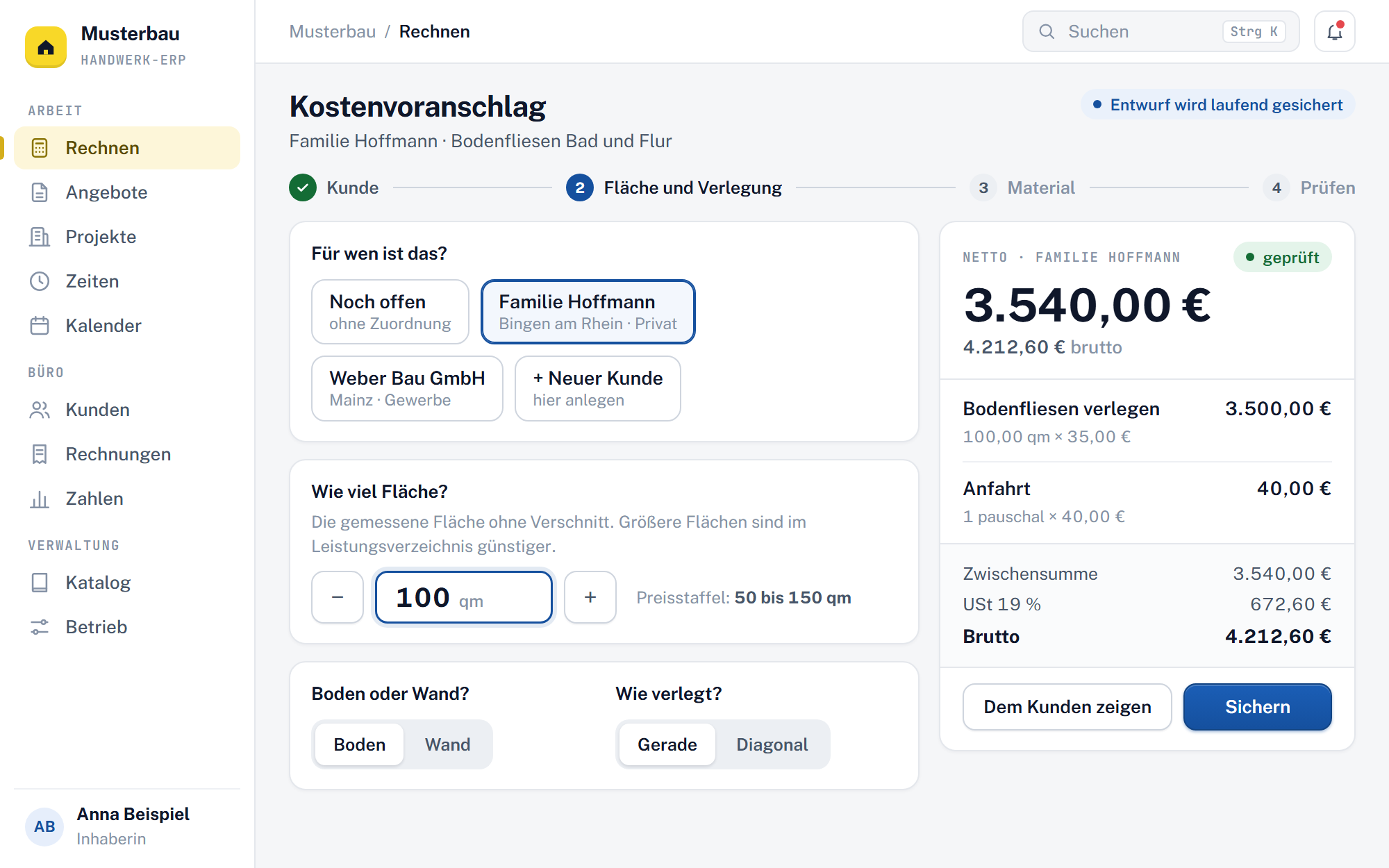 Kostenvoranschlag in der Handwerk-ERP-Software: Fragen zu Kunde, Fläche und Verlegung links, rechts der Preis mit Positionen und Summen.